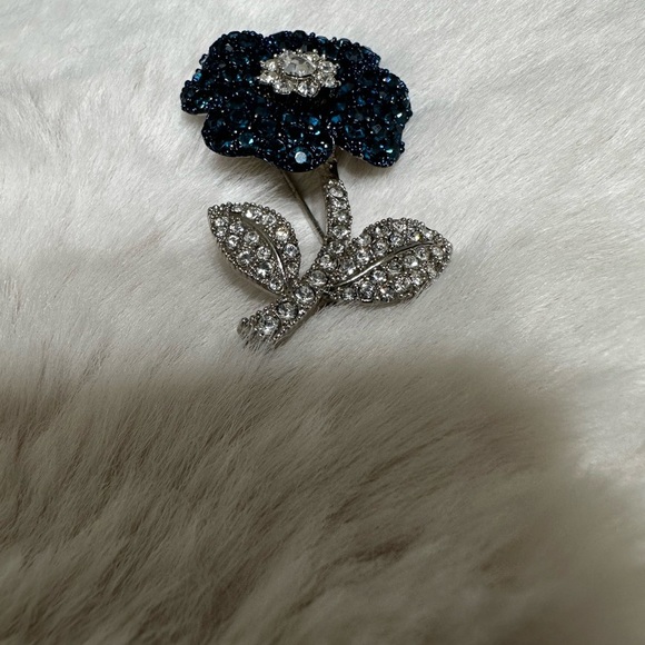 Elegant Blue and Silver Floral Brooch - Picture 7 of 7